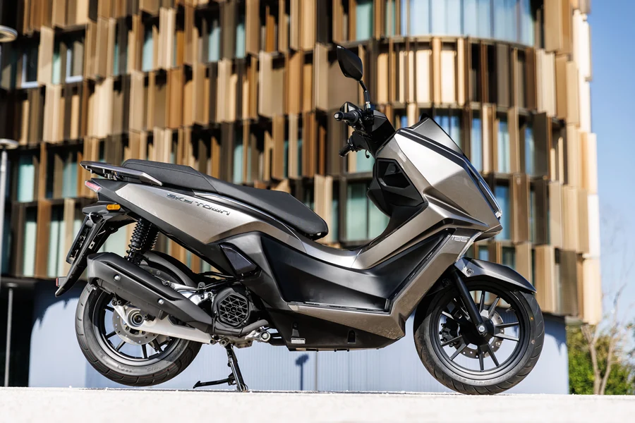 Yeni Başlayanlar İçin İdeal mi? Kymco Sky Town 125 Sürüş Deneyimi ve Teknik İnceleme